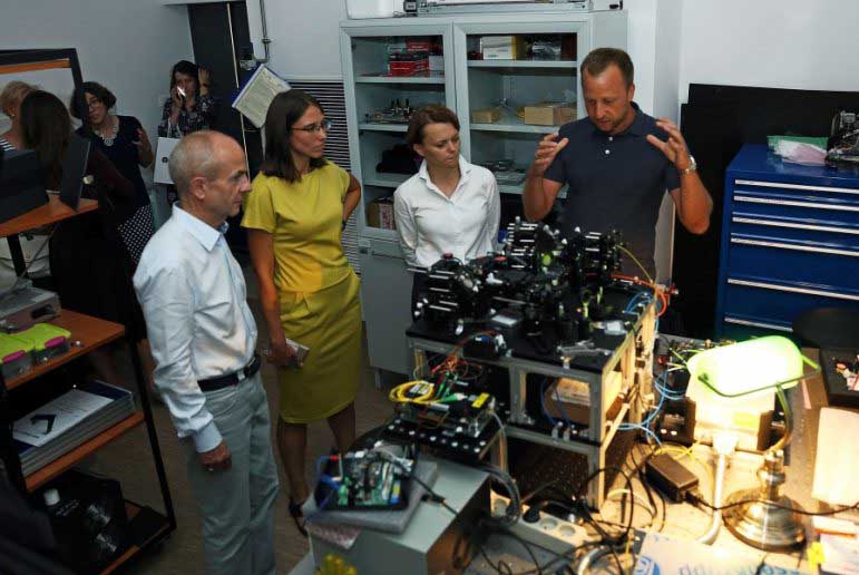 Minister zwiedziła laboratoria Centrum Optyki Kwantowej | Photo by Andrzej Romański